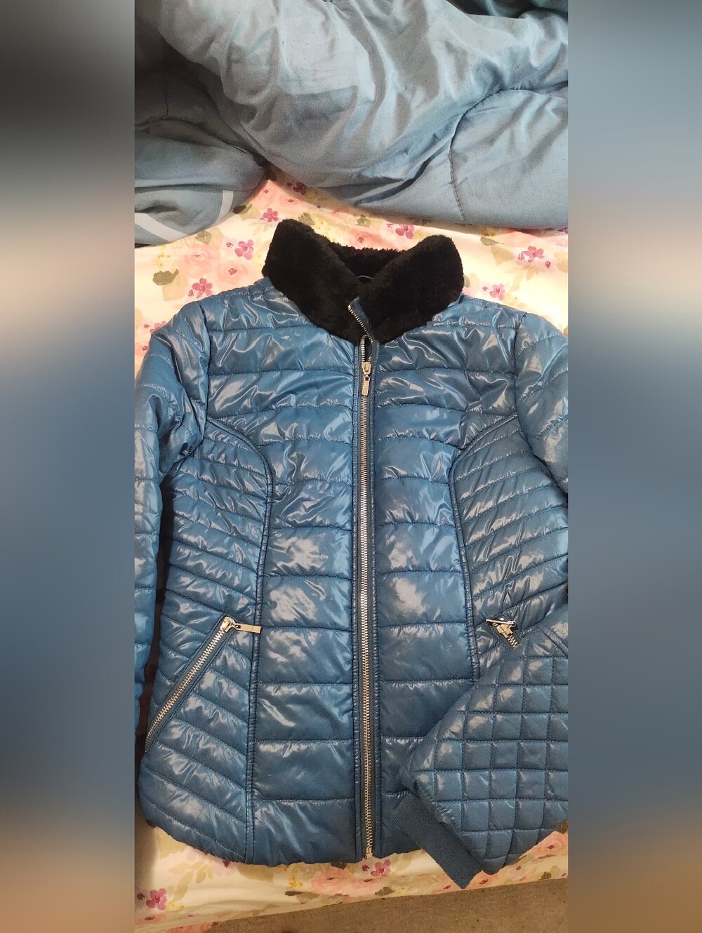 VERY SMART GUESS Blue Quilted Women's Puffer Jacket with Faux Fur Collar